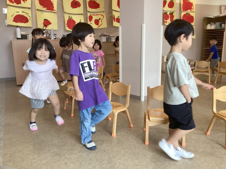 ３歳児　にじチーム「椅子取りゲームをしたよ！！」
